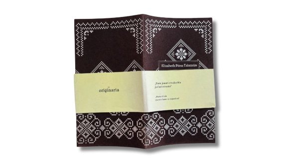 Librillo de edición artesanal con cubiertas café oscuro, extendido boca abajo, mostrando patrones que simulan bordados tradicionales. En la portada se lee el nombre de la autora, Elizabeth Pérez Tzintzún, y un verso en p'urhépecha y español: "¿Nani jameri etsakurhia/juchari siraata?", que significa "¿Hasta dónde nuestro humo se expandirá?". En la contraportada es visible el nombre de la colección "Originaria".