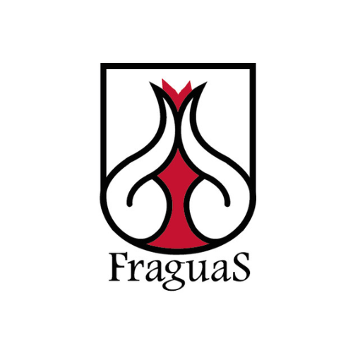 Logotipo del Ciela Fraguas: un escudo vertical negro con un diseño abstracto en rojo y negro en el centro, sobre un fondo blanco. El diseño representa una flama de la que surgen las palabras. Debajo del escudo, el texto "Fraguas" en letras negras.