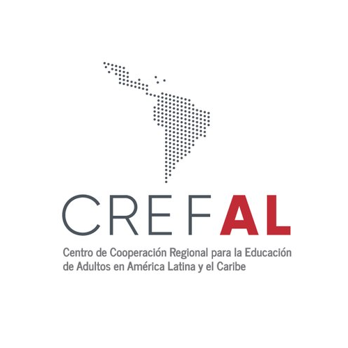 Logotipo del CREFAL (Centro de Cooperación Regional para la Educación de Adultos en América Latina y el Caribe) con las letras 'CREF' en gris y 'AL' en rojo. Encima, un mapa de América Latina y el Caribe formado por puntos, también en gris.