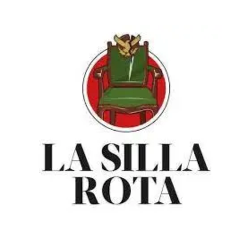 Logotipo del medio de comunicación La Silla Rota. Se muestra una silla de madera con asiento y respaldo acojinados en color verdes. En la parte superior del respaldo hay una águila rota, alusiva al escudo nacional. Todo está dentro de un círculo rojo. Debajo se lee el nombre del medio, "LA SILLA ROTA", en letras mayúsculas. Todo sobre un fondo blanco.