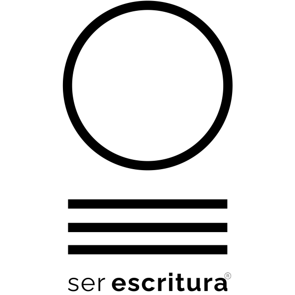 Logotipo de Ser Escritura, negro sobre blanco. La composición es vertical. Se divide en tres partes. De arriba hacia abajo: un círculo, tres líneas horizontales y las palabras "ser escritura" con el símbolo de marca registrada.