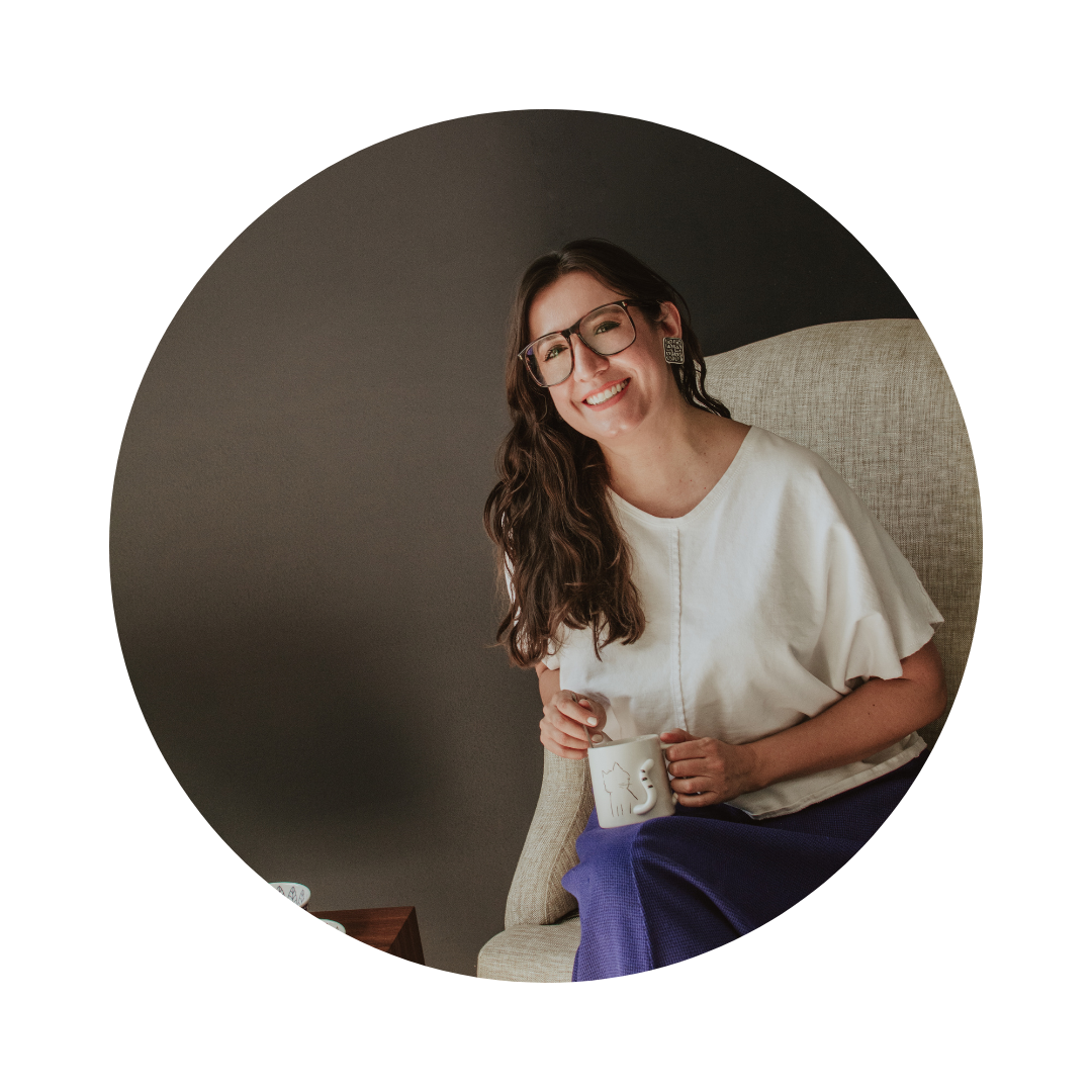 Itzamá, la fundadora y consultora editorial de Ser Escritura, es de cara larga, nariz grande, ojos medianos, boca chica, labios delgados, complexión media, piel morena y cabello castaño, de largo medio. Lleva gafas grandes color café, blusa blanca y falda larga azul. Sus aretes son de plata con motivos prehispánicos. Itza (como también la llaman) está sentada sobre un sillón de tela beige. En las manos sostiene una taza blanca, con un relieve en forma de cola de gato.