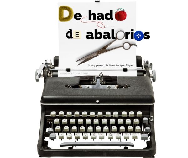 Imagen de una máquina de escribir retro sosteniendo un papel con el título "Dechado de abalorios" en letras texturizadas y de colores. Unas tijeras, una aguja y unos botones representan algunas de las letras. Debajo del título se lee "El blog personal de Itzamá Enríquez Íñiguez" y también la dirección del sitio web: serescritura.com