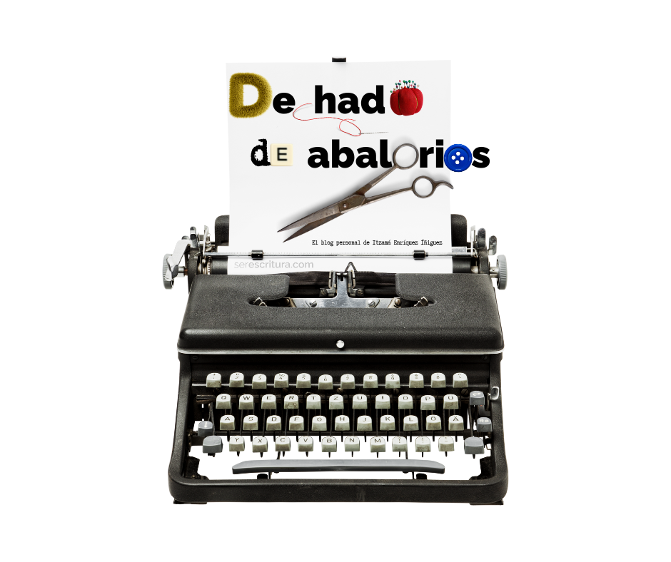 Imagen de una máquina de escribir retro sosteniendo un papel con el título "Dechado de abalorios" en letras texturizadas y de colores. Unas tijeras, una aguja y unos botones representan algunas de las letras. Debajo del título se lee "El blog personal de Itzamá Enríquez Íñiguez" y también la dirección del sitio web: serescritura.com
