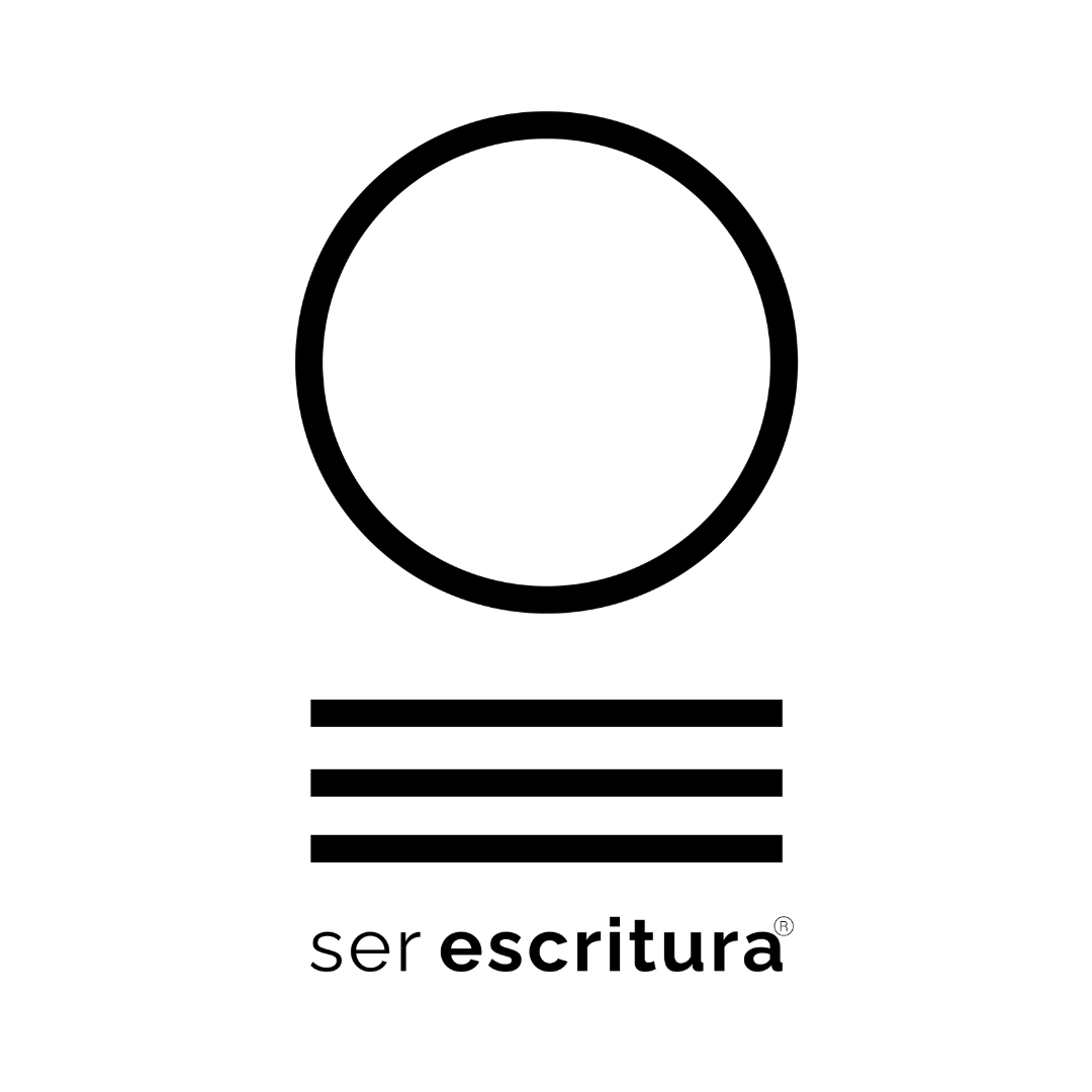 Logotipo de Ser Escritura, negro sobre blanco. La composición es vertical. Se divide en tres partes. De arriba hacia abajo: un círculo, tres líneas horizontales y las palabras "ser escritura" con el símbolo de marca registrada.