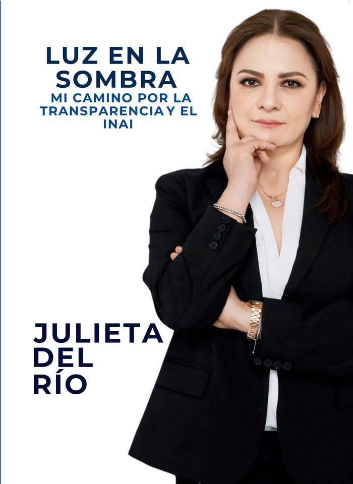 Portada del libro "Luz en la Sombra: Mi camino por la transparencia y el INAI" de la autora mexicana Julieta del Río. La imagen muestra a la autora con una expresión reflexiva. Libro editado por la Universidad Autónoma de Zacatecas. Servicios de edición y corrección de textos: Ser Escritura.