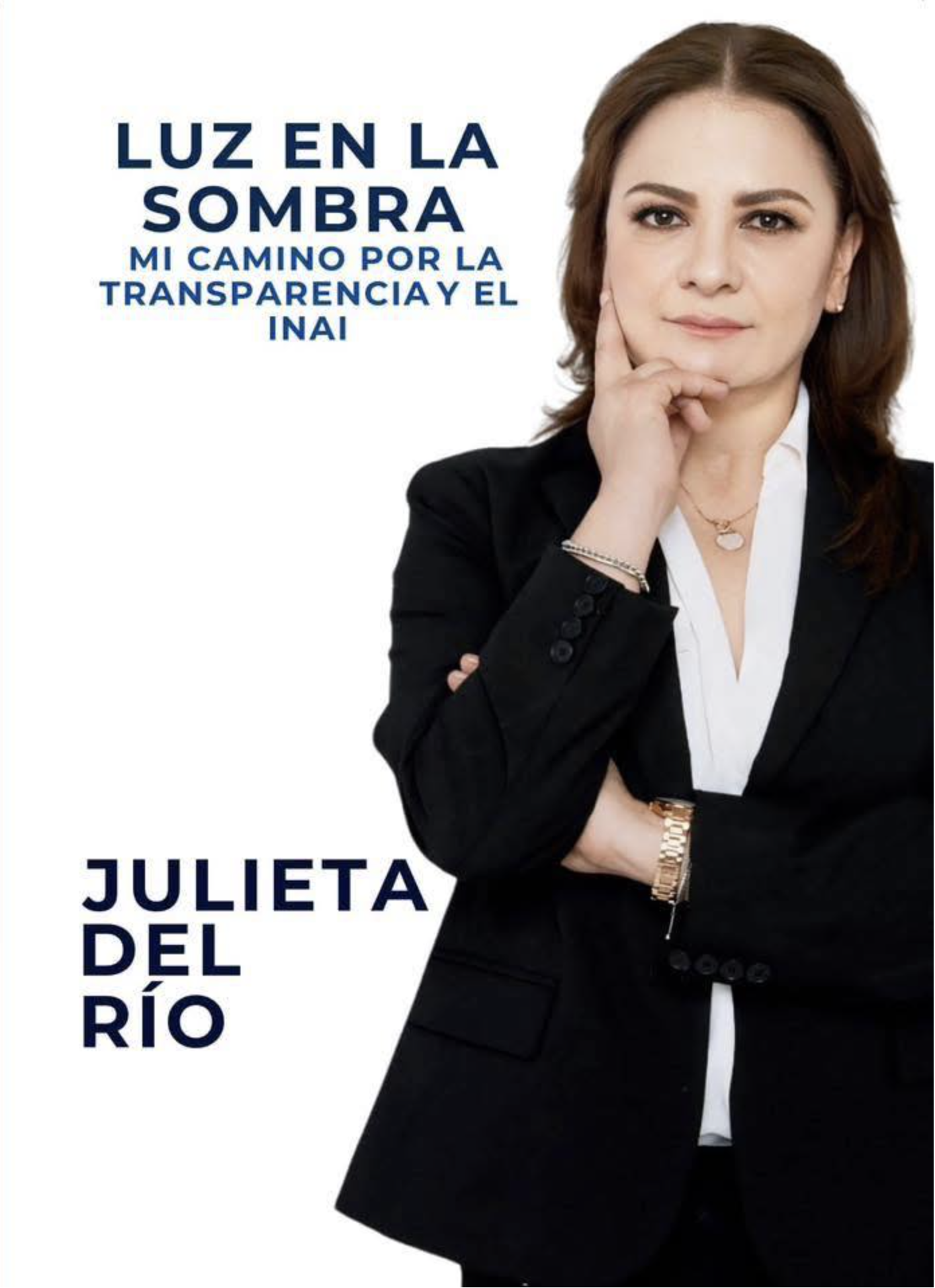 Portada del libro "Luz en la Sombra: Mi camino por la transparencia y el INAI" de la autora mexicana Julieta del Río. La imagen muestra a la autora con una expresión reflexiva. Libro editado por la Universidad Autónoma de Zacatecas. Servicios de edición y corrección de textos: Ser Escritura.