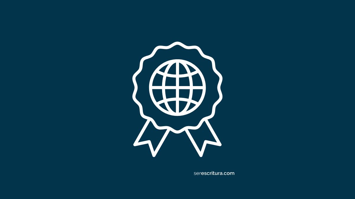 Insignia o roseta blanca con un mapa del globo terráqueo cuadriculado en su interior, representando la primera Norma UNE de Lenguaje Claro y su alcance internacional.