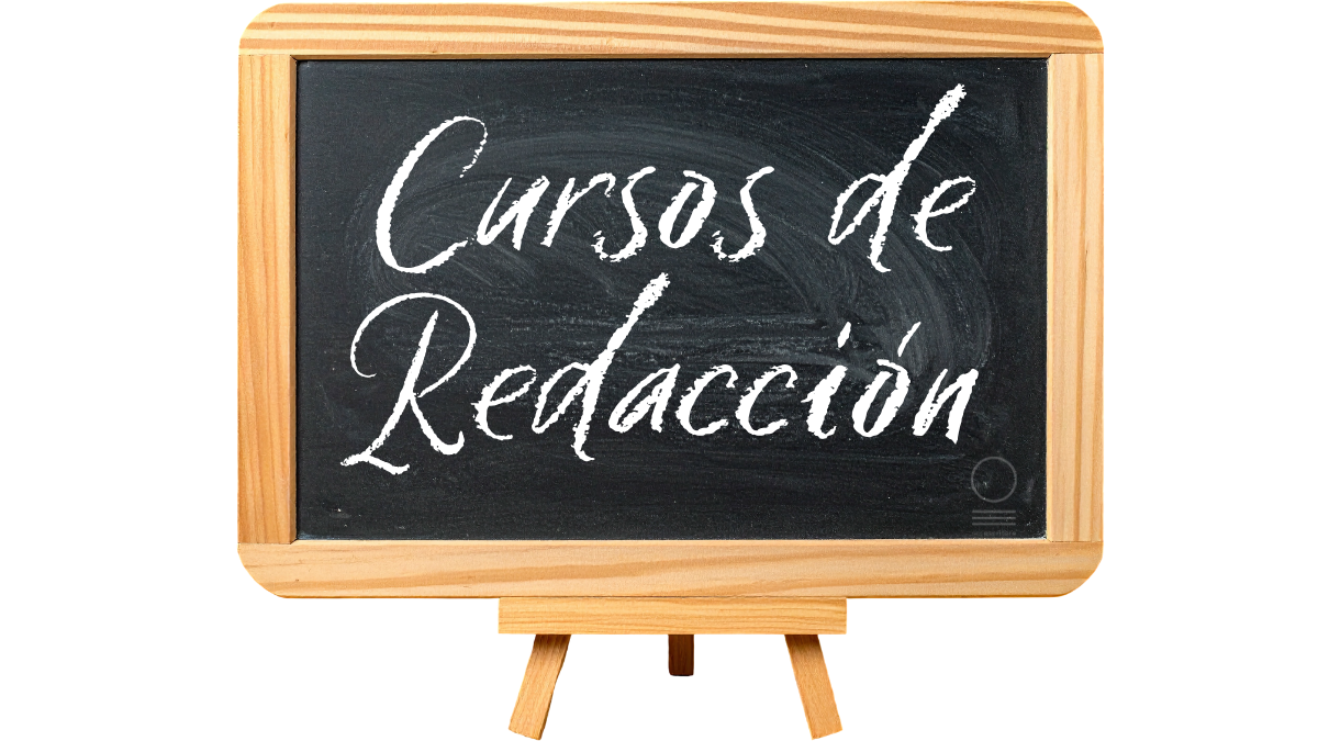 Fotografía de un pizarrón de gis con el letrero "Cursos de Redacción".